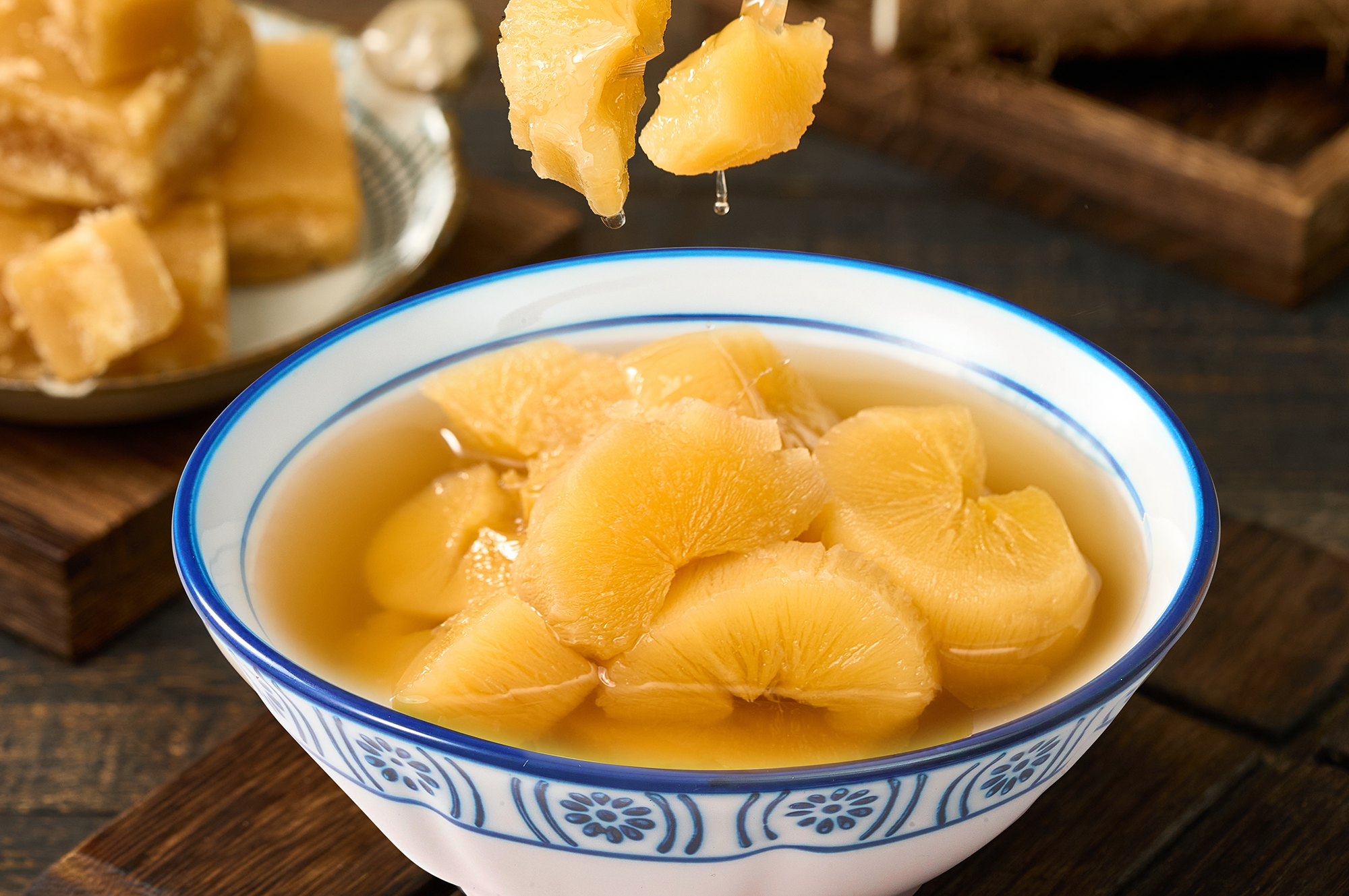 现熬木薯糖水